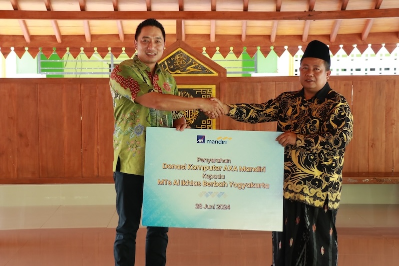 AXA Mandiri Memberikan Donasi 40 Personal Computer ke Pondok Pesantren Al Ikhlas, Sleman